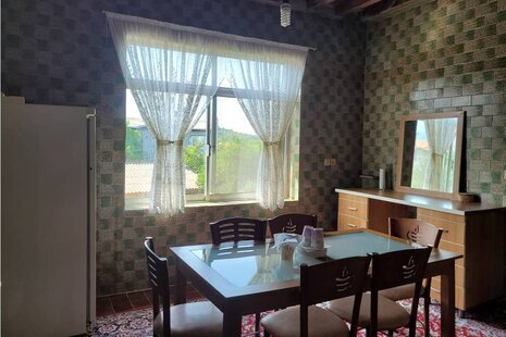 اتاق خوردیم در اقامتگاه بومگردی رامسر