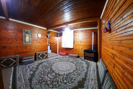 کلبه دوطبقه چوبی درختی صنوبر در بومگردی سوادکوه