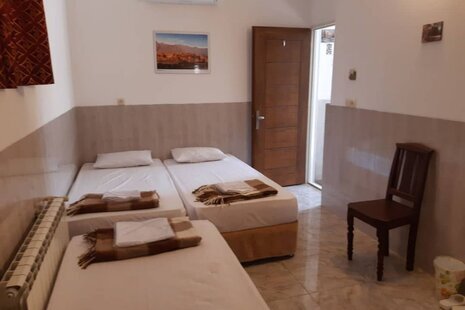 اتاق سه تخته در اقامتگاه سنتی در یزد