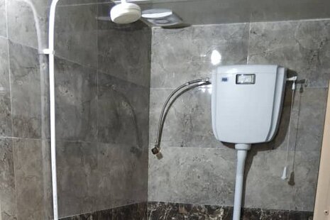 اتاق 202 سه تخت در مسافرخانه قم