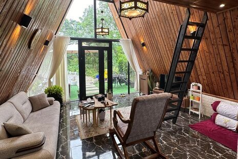 کلبه سوئیسی تکخواب در نور