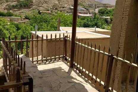 اتاق گل محمدی دراقامتگاه بوم گردی در برزک کاشان