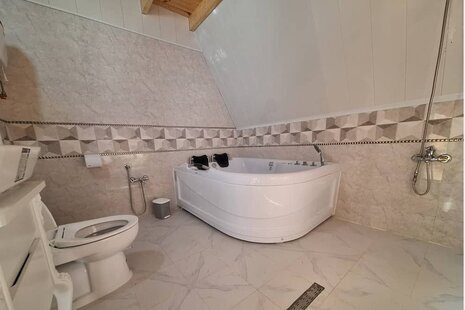 کلبه سوئیسی مبله دوخواب نارنجی در پل سفید