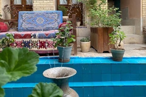 اتاق 4 نفره پنج دری در اقامتگاه سنتی شیراز