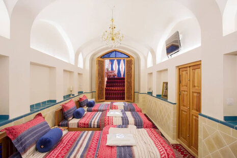 اتاق 4نفره گلفام در هتل سنتی در کاشان