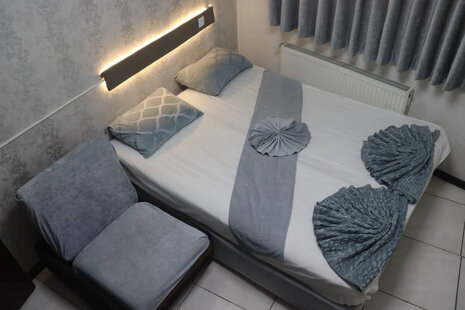 اتاق تخت دبل در هتل مشهد