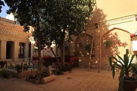 اتاق تک نفره نارنج در اقامتگاه بومگردی شیراز