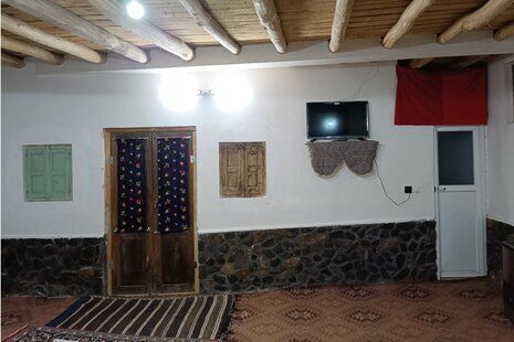 اتاق بهارنارنج دراقامتگاه بوم گردی برزک کاشان