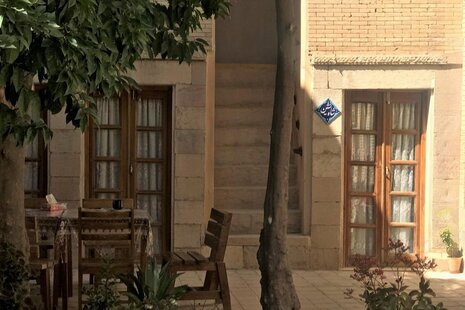 اتاق 5 نفره شاه نشین در اقامتگاه سنتی شیراز