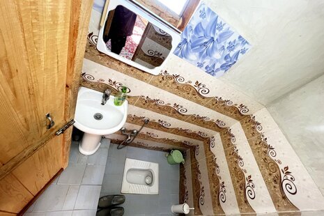 کلبه چوبی در طبیعت بکر لفور