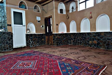 اتاق گل یاس دراقامتگاه بوم گردی  در برزک کاشان