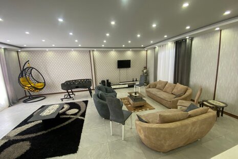 عمارت آرتین استخردار چهار فصل با فوتبال دستی در چهارباغ