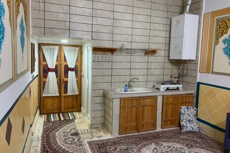 اتاق تک درخت در اقامتگاه بومگردی کاشان