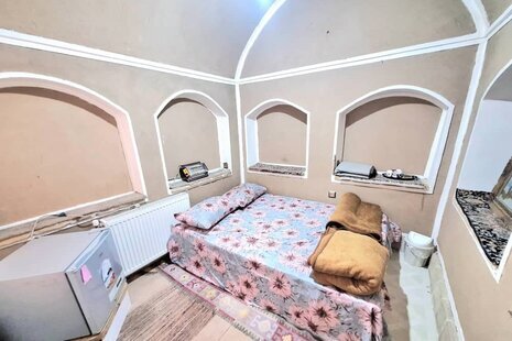 اتاق اقامتگاه بومگردی 2 نفره فروغ فرخزاد در یزد
