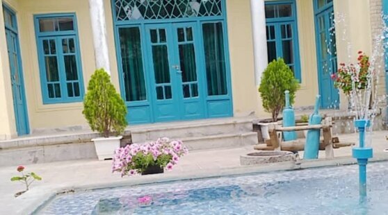 اتاق چهارنفره شاه نشین در اقامتگاه بومگردی اصفهان