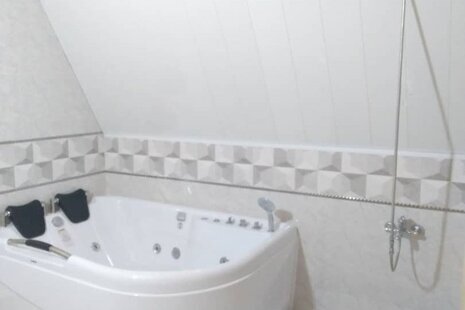 کلبه سوئیسی مبله دوخواب قرمز در پل سفید