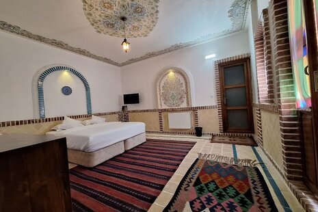 اتاق مینا در طبقه اول اقامتگاه بومگردی نطنز