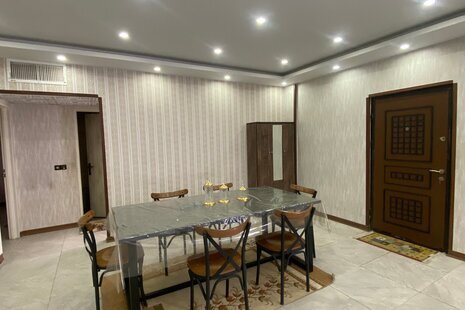 عمارت آرتین استخردار چهار فصل با فوتبال دستی در چهارباغ