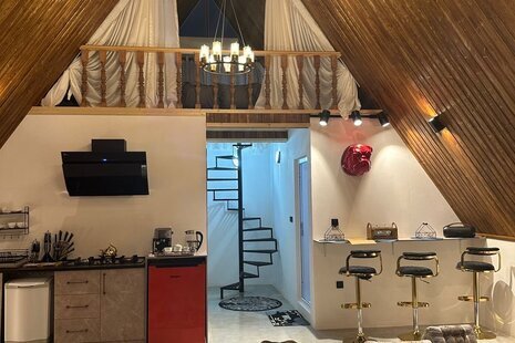 کلبه سوئیسی دوخواب زرین در نور