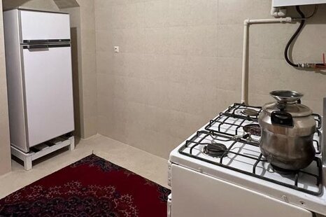 اتاق سنتی پنج دری در اقامتگاه بومگردی شاهین شهر و میمه