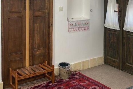 اتاق بهارستان در اقامتگاه بومگردی دامغان
