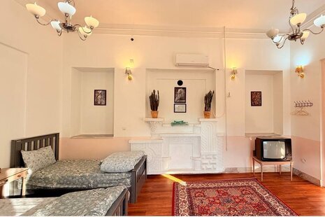 اتاق استاد فرشچیان در اقامتگاه بومگردی اصفهان