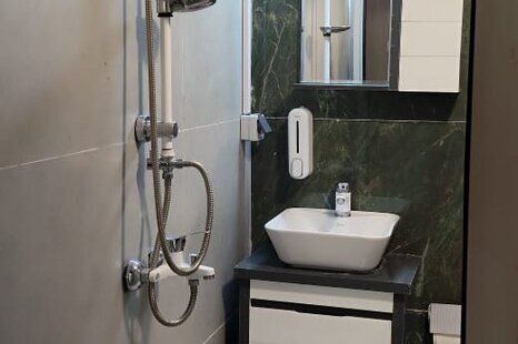 اتاق استاد گلشیری 8 تخت هاستلی ویژه بانوان در اقامتگاه بومگردی اصفهان