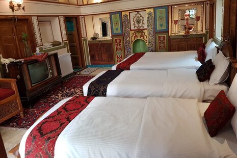 اتاق 4 نفره شاه نشین در هتل سنتی در اصفهان