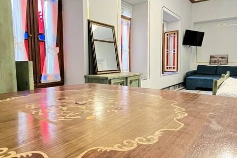 اتاق شاه نشین در عمارت بومگردی شیراز