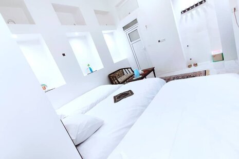 اتاق سه تخته در هتل سنتی در شوشتر