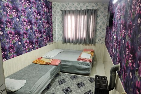 سوئیت سه تخت با سرویس فرنگی در مسافرخانه مشهد