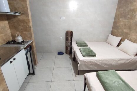 اتاق 104 چهار تخت در مسافرخانه قم