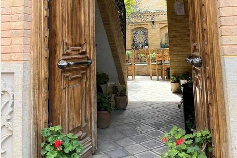 اتاق 12 متری مستردار در عمارت بومگردی شیراز