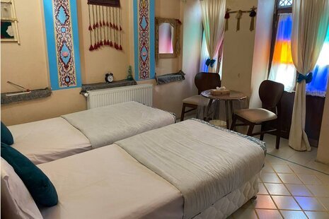 اتاق 2 نفره سه دری در اقامتگاه سنتی شیراز
