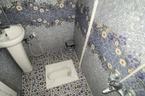 واحد پنج تخت در مسافرخانه مشهد