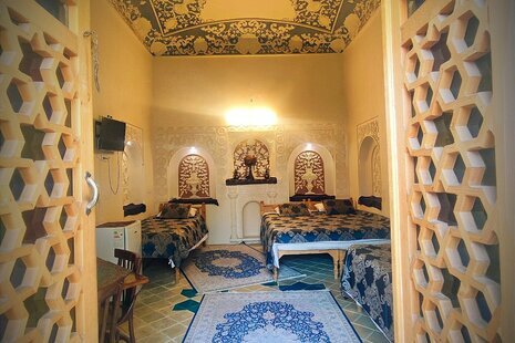 اتاق 4 نفره شاهنشین در هتل سنتی کاشان