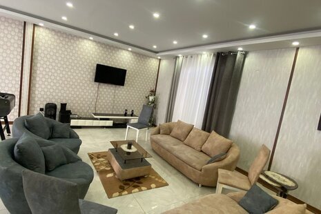 عمارت آرتین استخردار چهار فصل با فوتبال دستی در چهارباغ