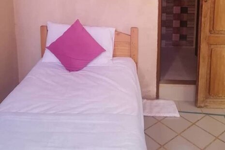 اتاق تک نفره نارنج در اقامتگاه بومگردی شیراز