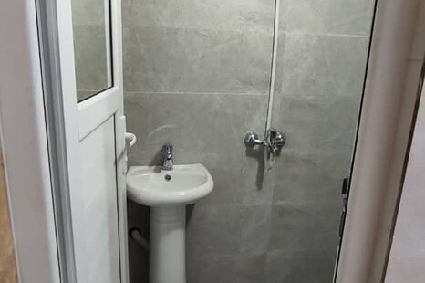 اتاق 204 سه تخت در مسافرخانه قم