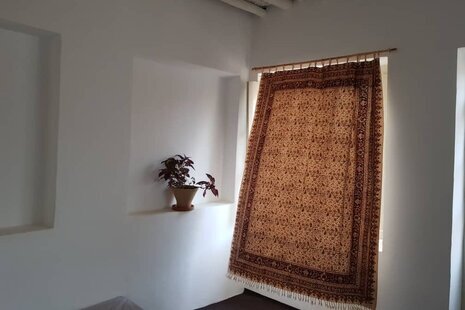 اتاق۳ تخته(سه دری) در اقامتگاه بومگردی در سروستان