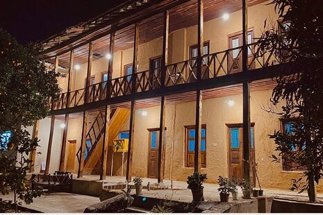 اتاق هخامنشیان در اقامتگاه بومگردی گلوگاه