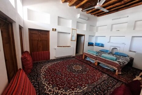 اتاق سه دری در اقامتگاه سنتی نطنز