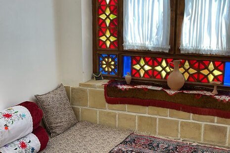 اتاق شاه نشین در اقامتگاه بومگردی دامغان