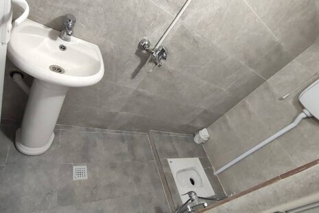 اتاق 204 سه تخت در مسافرخانه قم