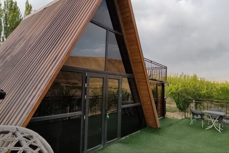 کلبه سوئیسی تکخواب سرزمین سبز در سمیرم
