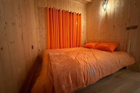 کلبه سوئیسی مبله دوخواب نارنجی در پل سفید