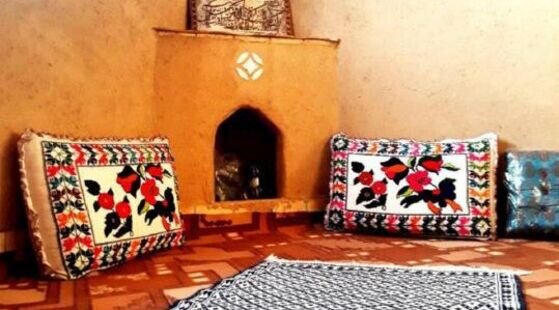 اتاق در اقامتگاه بومگردی در میبد