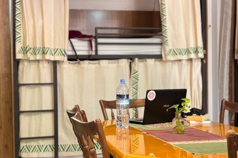 اتاق اشتراکی 8 نفره آقایان در اقامتگاه بومگردی اصفهان