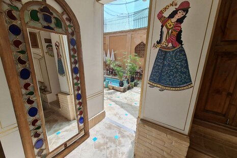 اتاق استاد ارحام صدر در اقامتگاه بومگردی اصفهان