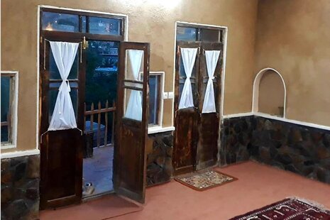 اتاق آفتابگردان دراقامتگاه بوم گردی برزک کاشان